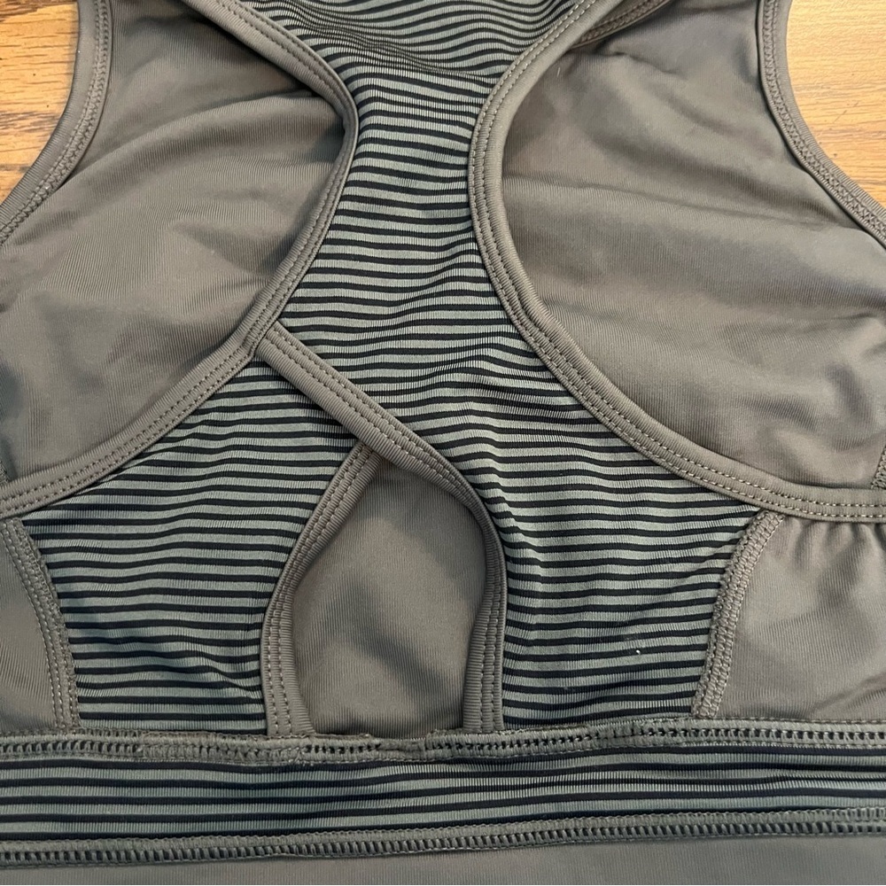 Calvin Klein performance sports bra in gray striped T back style size Med - Picture 4 of 5